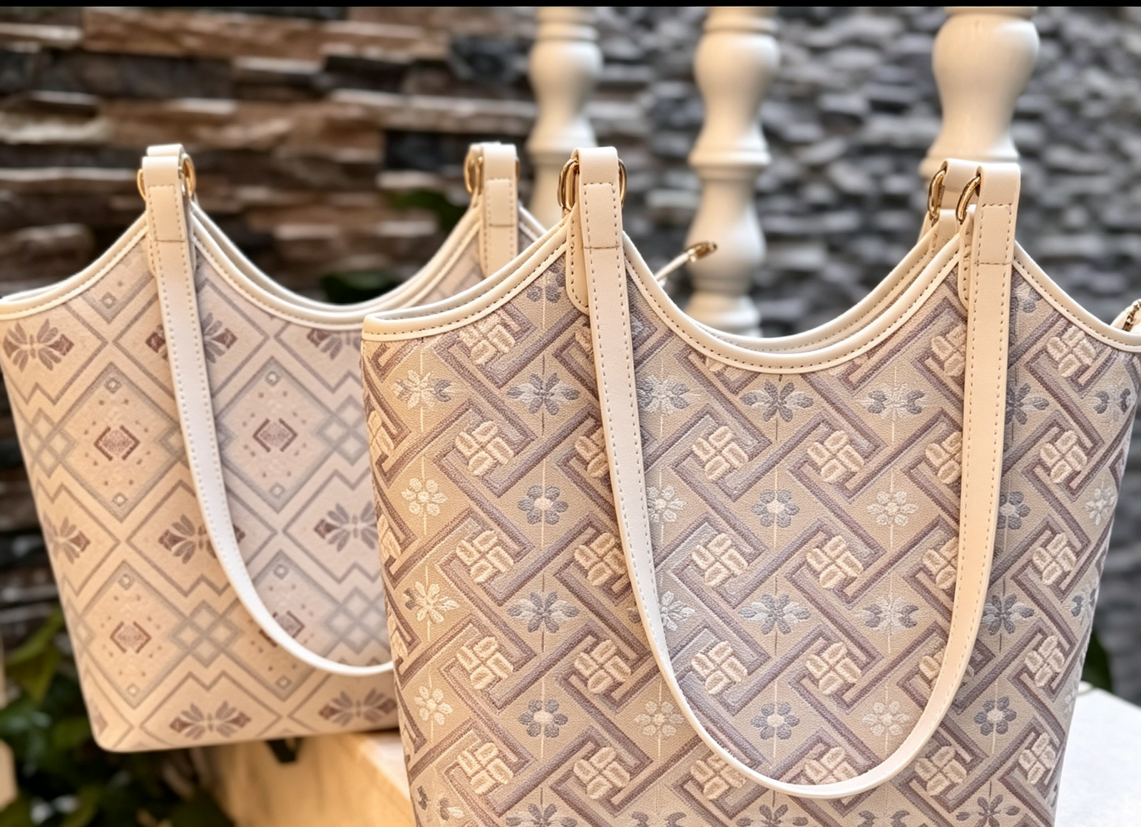 Scalloped Medium Tote Bag - Image 4