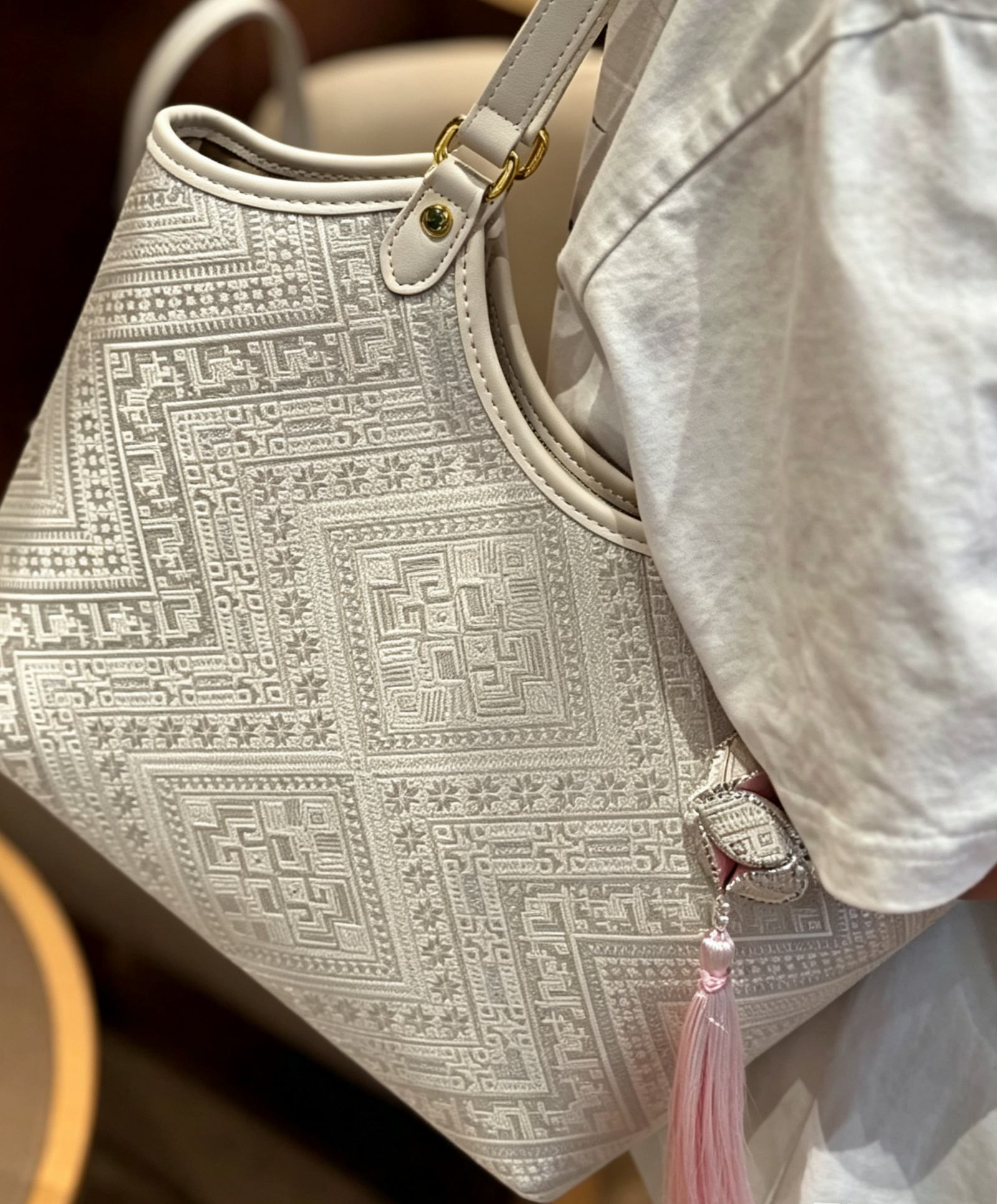 Scalloped Medium Tote Bag - Image 3