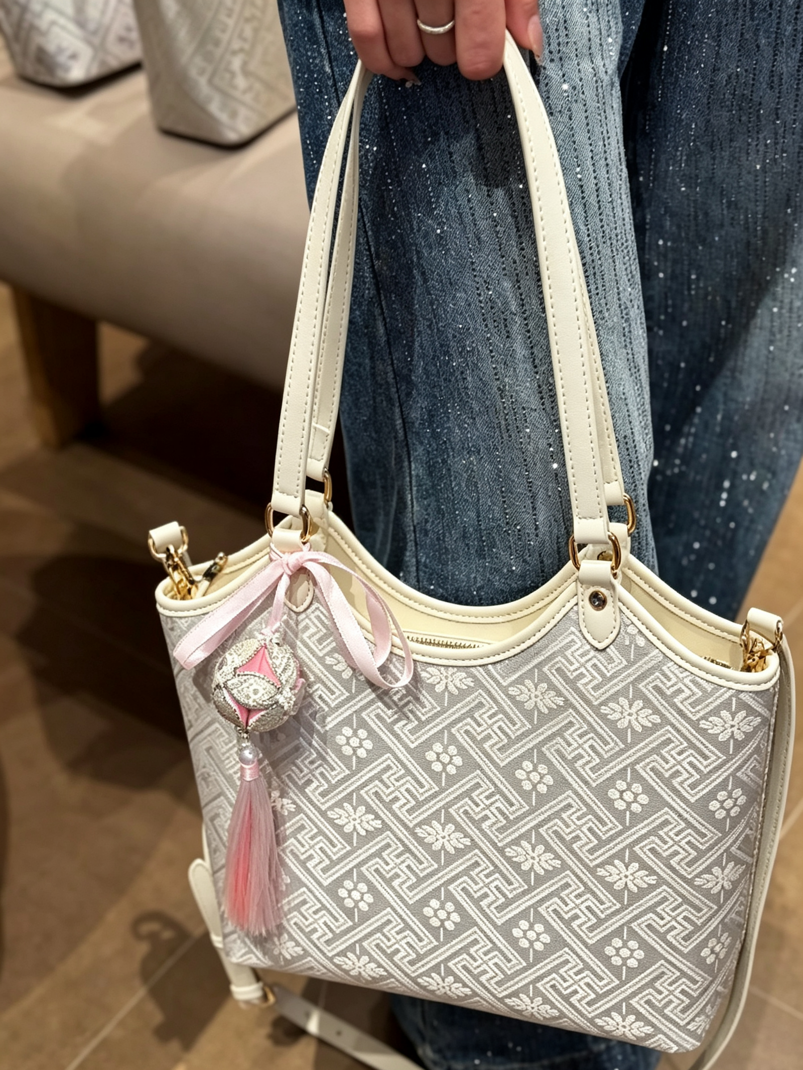 Scalloped Medium Tote Bag - Image 8